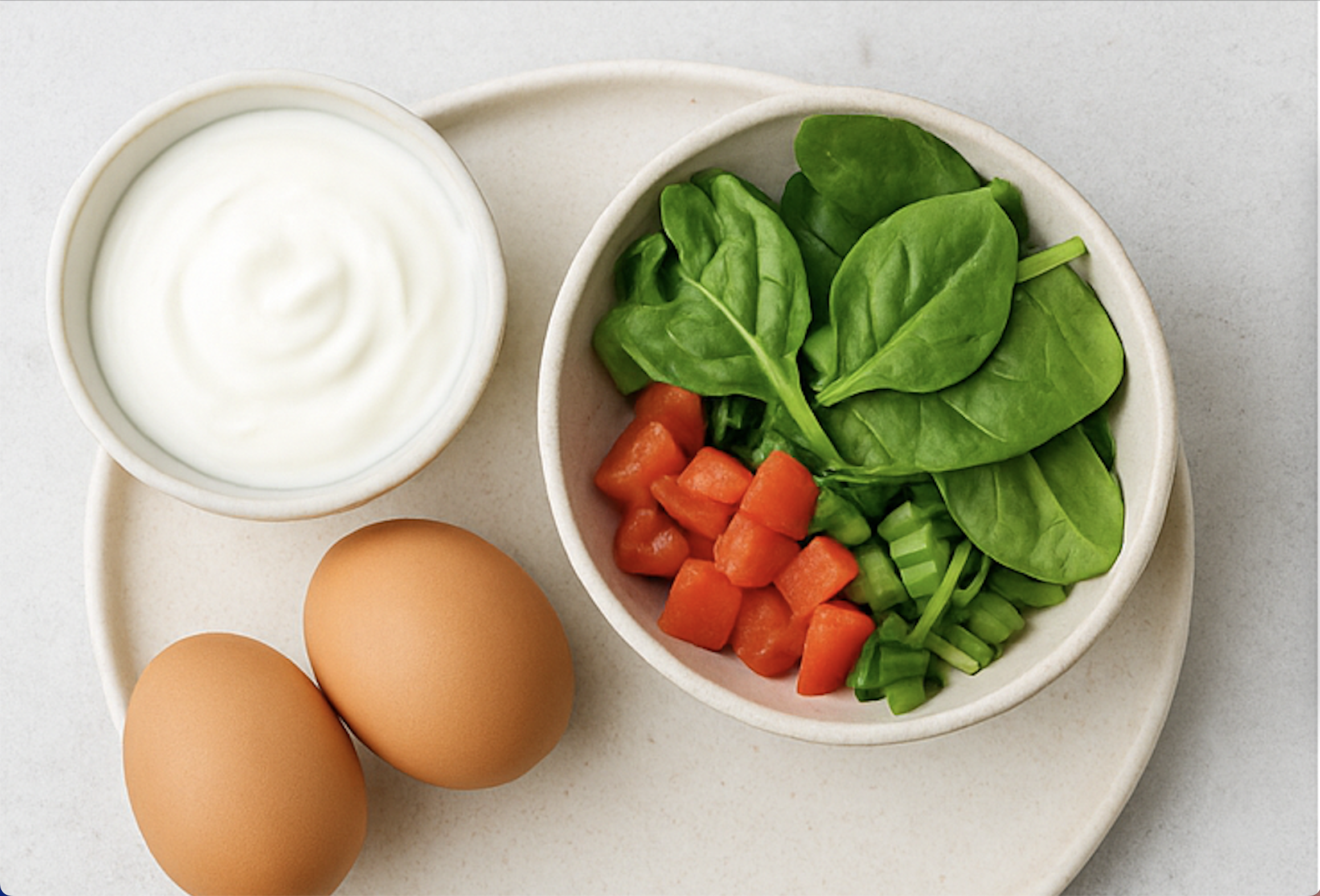 Huevos con verduras frescas