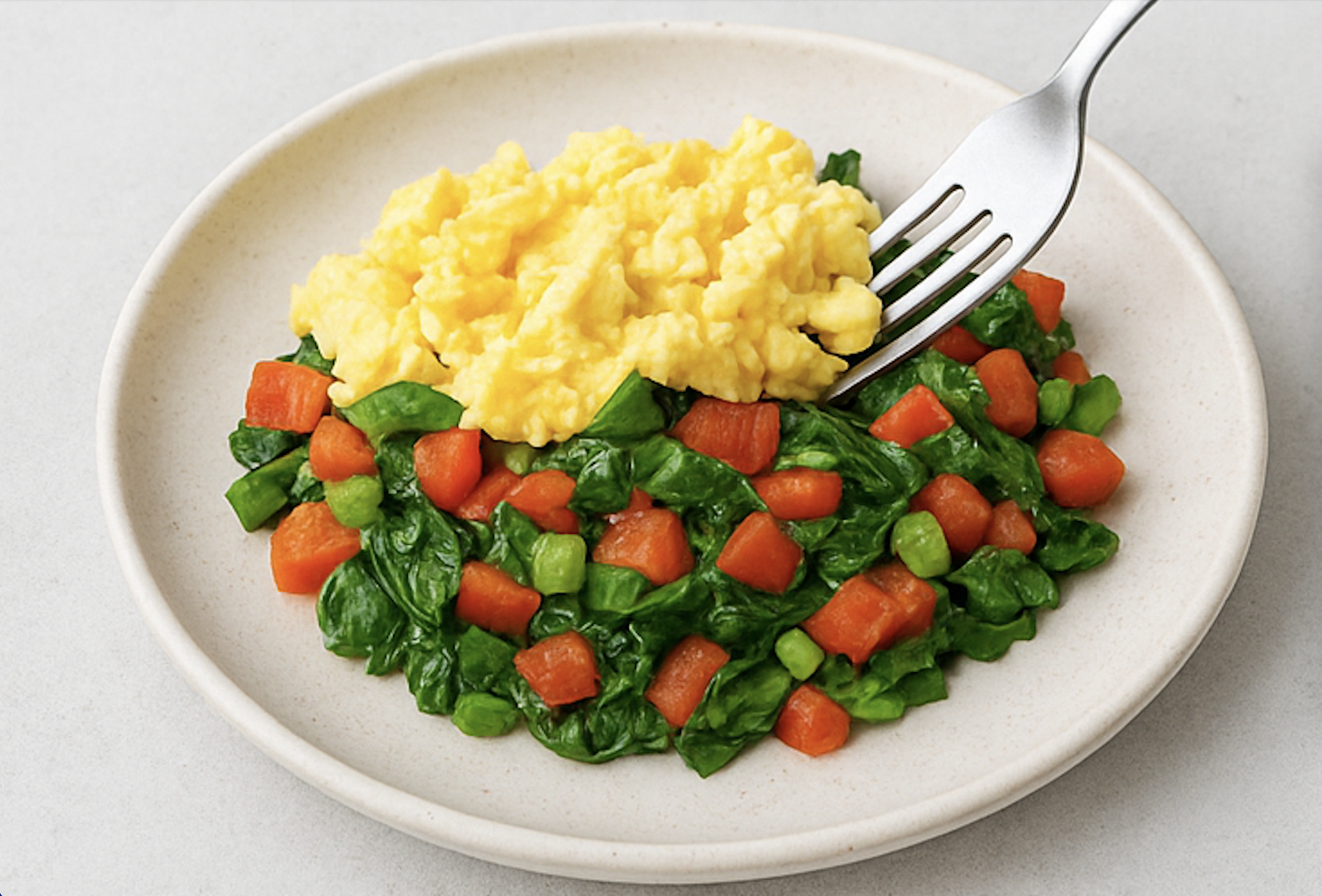 Huevos con verduras frescas