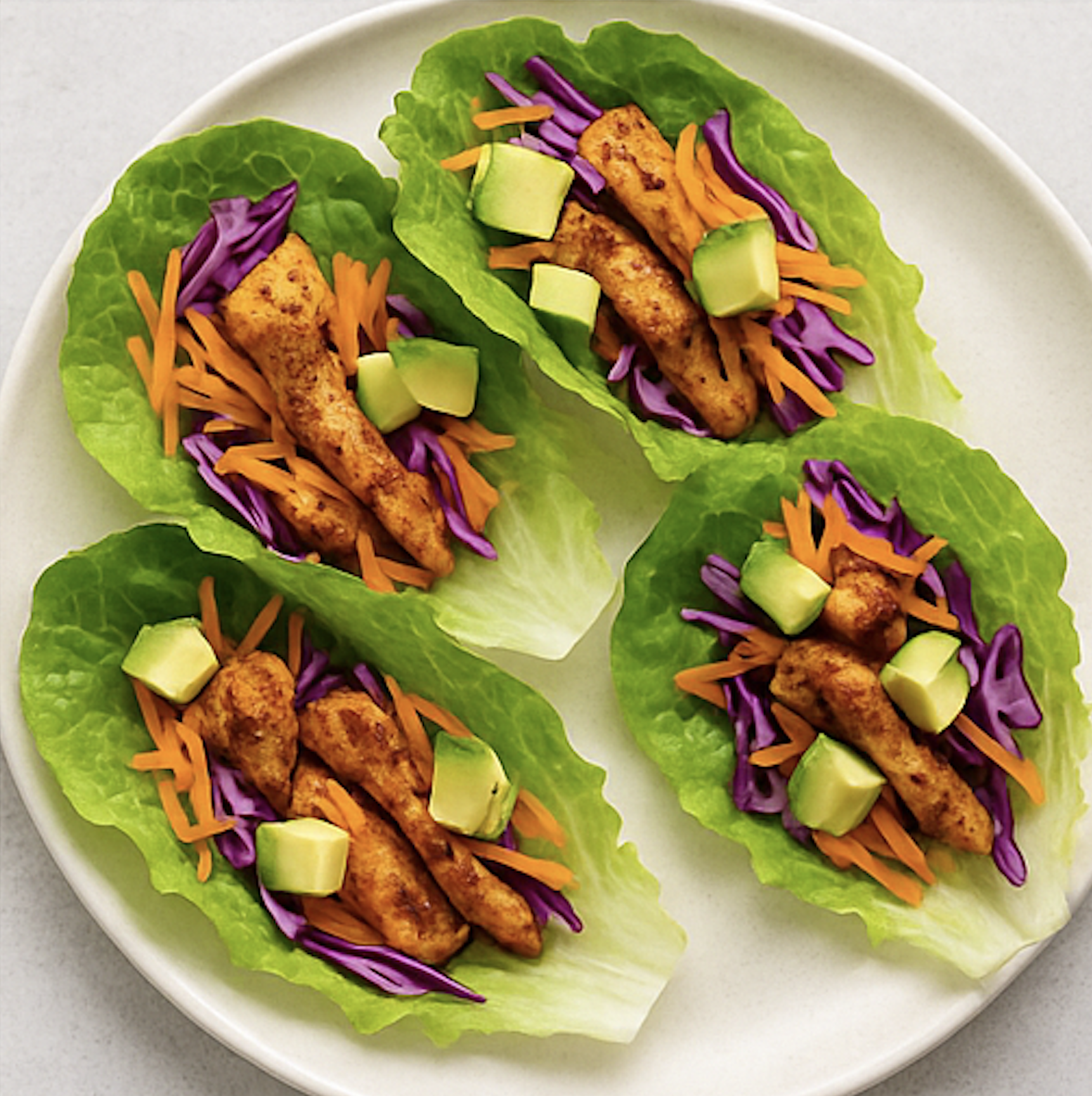 Tacos de lechuga con pollo al limón y aguacate